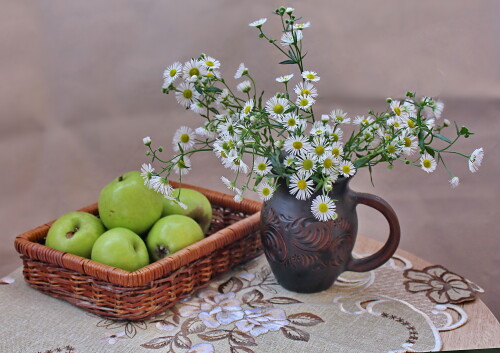 букетик с ромашками и яблоки