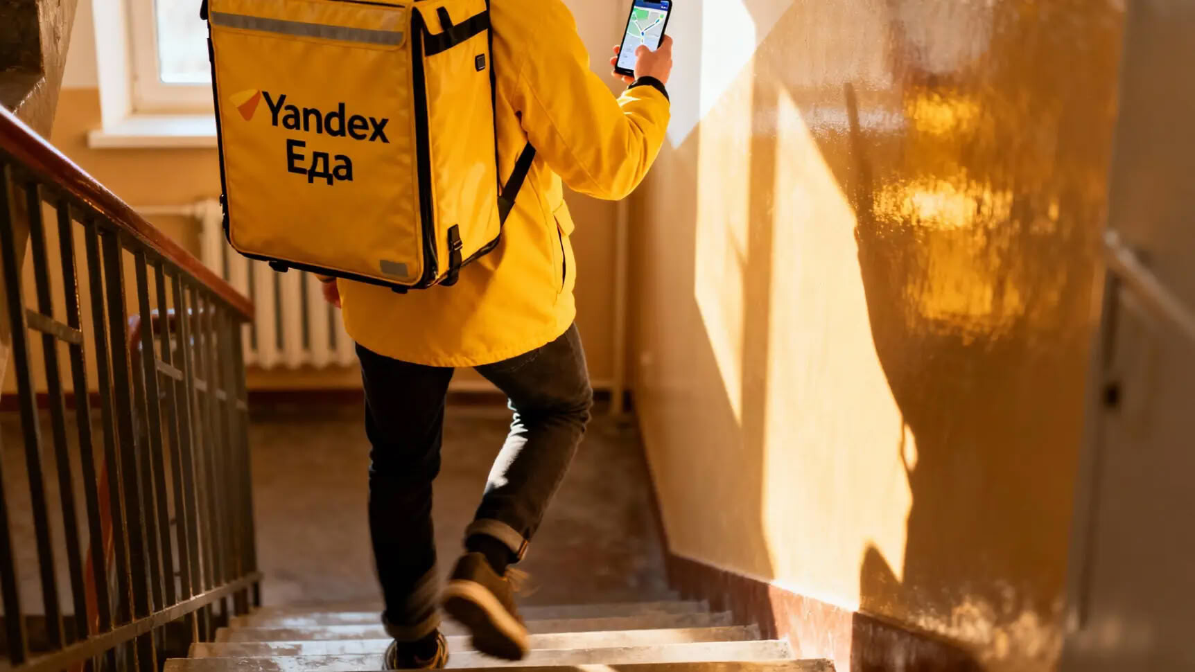 Курьер на электровелосипеде проезжает по современной городской улице