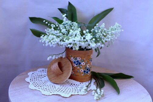 с букетиком ландышей